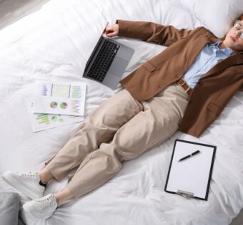 Dlaczego odpoczynek stresuje? Psychologiczne powody, dla których nie potrafimy się zrelaksować