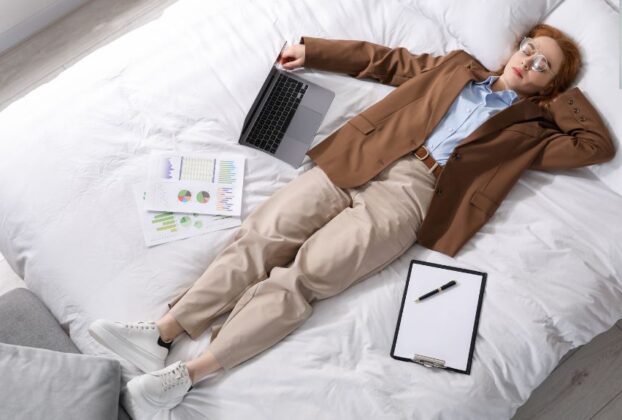 Dlaczego odpoczynek stresuje? Psychologiczne powody, dla których nie potrafimy się zrelaksować