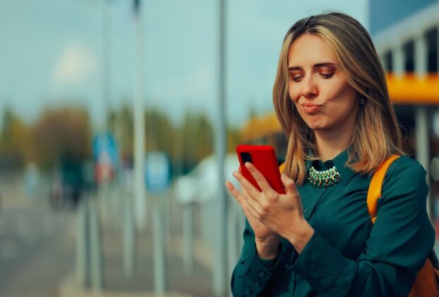 Dlaczego klikamy? Psychologia chwytliwych treści i mechanizmy uwagi