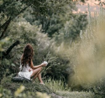 Dlaczego boimy się ciszy? Psychologiczne przyczyny i sposoby oswajania spokoju